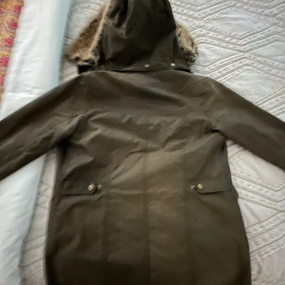 Waxed women’s Barbour winter jacket with fur hood - Picture 4 of 5